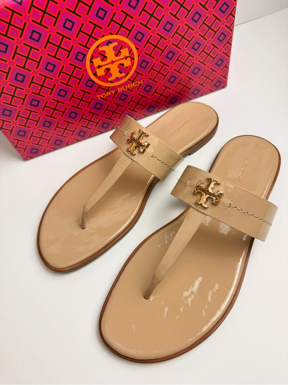 Tory Burch Mini Everly Flat Sandals Goan Sand Gold Patent Thong Women’s US 11
